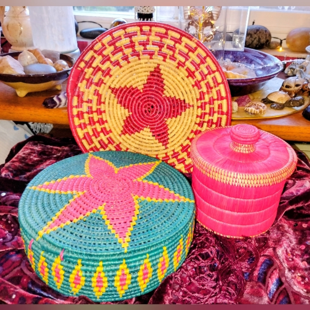 Vintage Bohemian Hand Woven Bright Ener Set Three Basket & Bowls Lids Mint